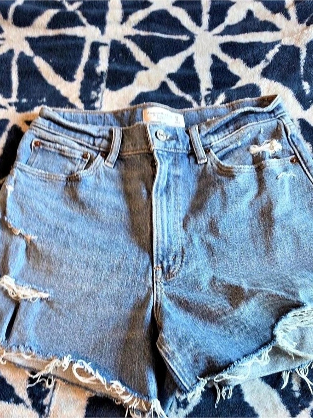 Abercrombie & Fitch The 4" Mom Short High Rise Distressed Denim Jean Size 6